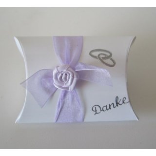 Gastgeschenke Handarbeit für Hochzeit gefüllt mit Mandeln flieder